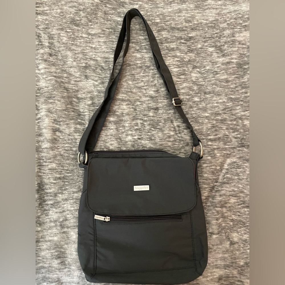 Baggalini purse, Gray exterior/bright pink interior, like new, smoke free home